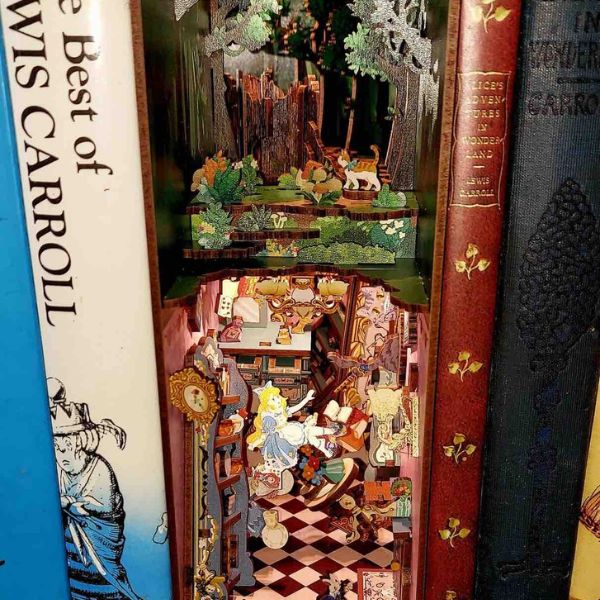 Book Nook Alicia en el País de las Maravillas – 3D Puzzle con Luz LED